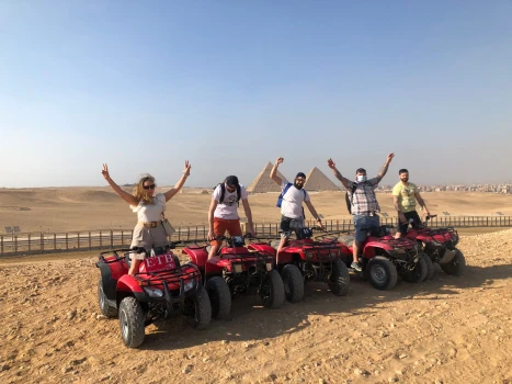 四轮摩托车在沙姆沙伊赫沙漠的之旅